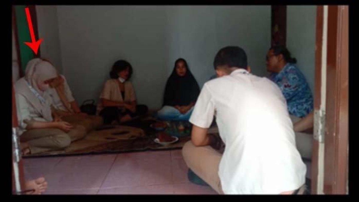 Foto-foto momen saat perawat rumah sakit RS Sentosa yang diduga terlibat kasus bayi tertukar bertemu dengan Siti Mauliah di Ciseeng, Kabupaten Bogor. Terlihat Siti ditemani sang suami, Tabrani dan kuasa hukumnya, Rusdy Ridho