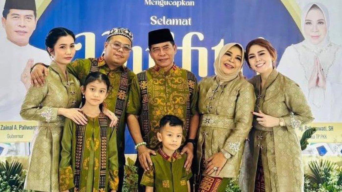 Foto keluarga Zainal Arifin Paliwang dan Rahmawati.