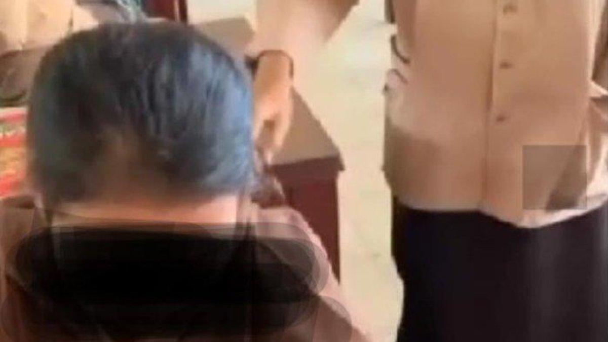Foto korban ketika jilbabnya ditarik oleh terduga pelaku di dalam ruang kelas SMA N 1 Stabat, Langkat, Sumatera Utara, Minggu (15/10/2023).