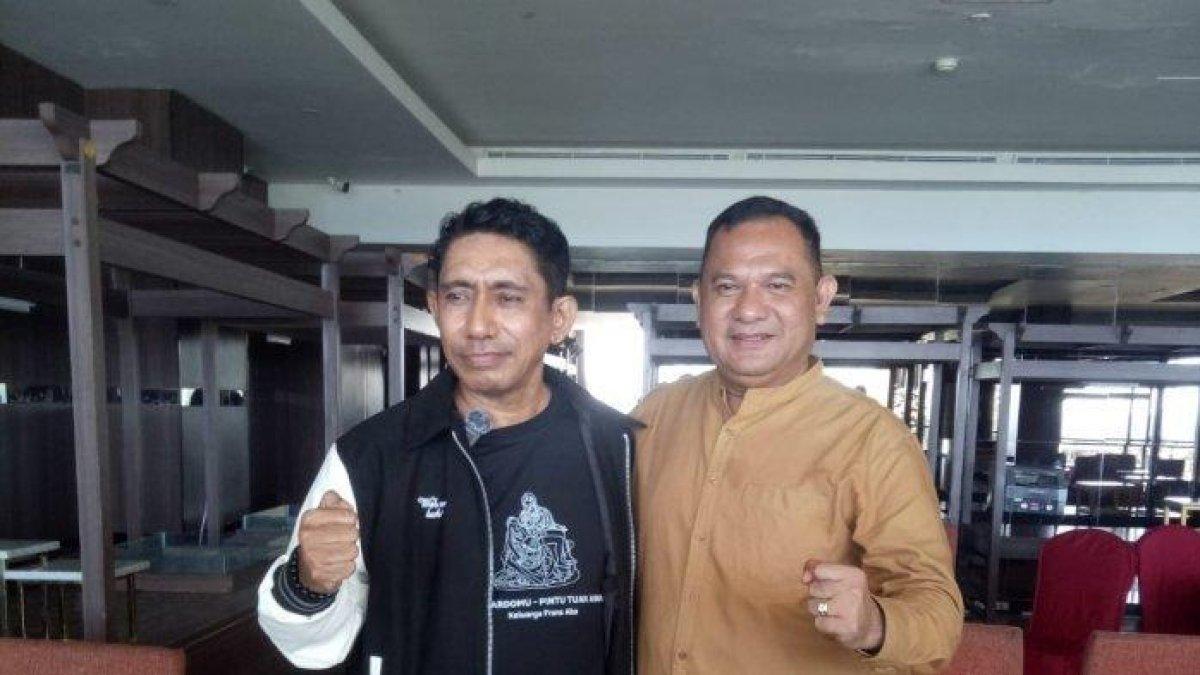 Frans Aba dan Roy Bulan, dua sahabat SD berpelukan lepas kangen setelah