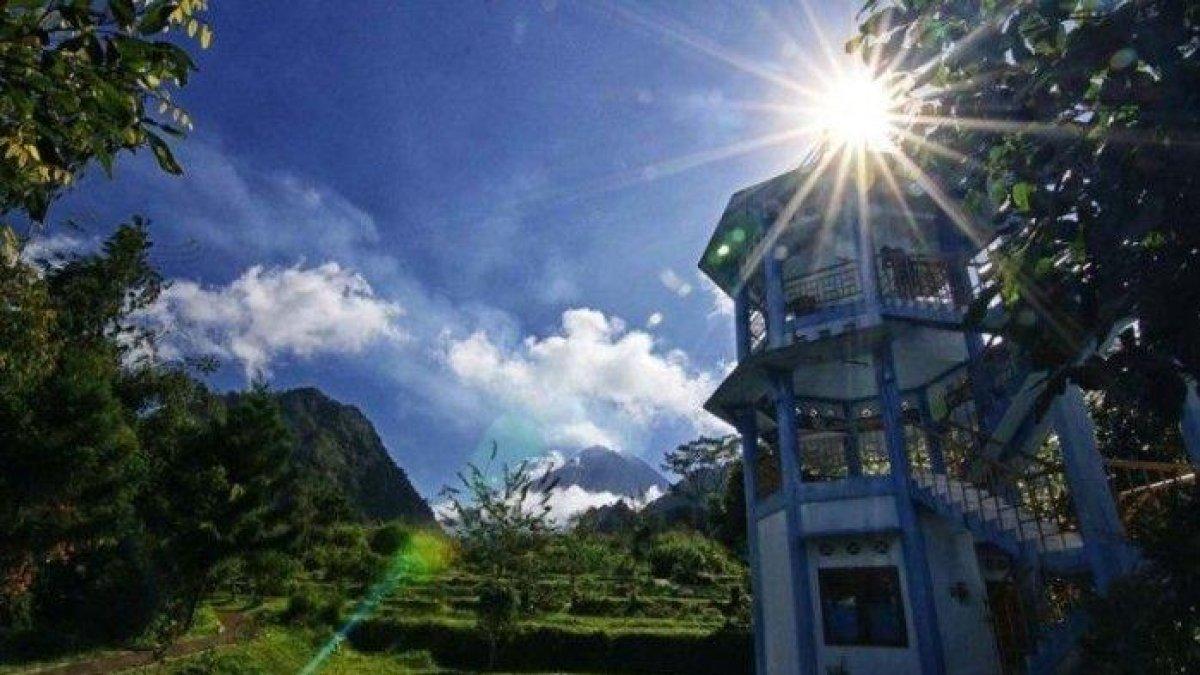 GARDU PANDANG KALIURANG - Wisata yang berlokasi di Kaliurang ini menyajikan indahnya pemandangan gagahnya Gunung Merapi. Destinasi wisata ini buka setiap hari.