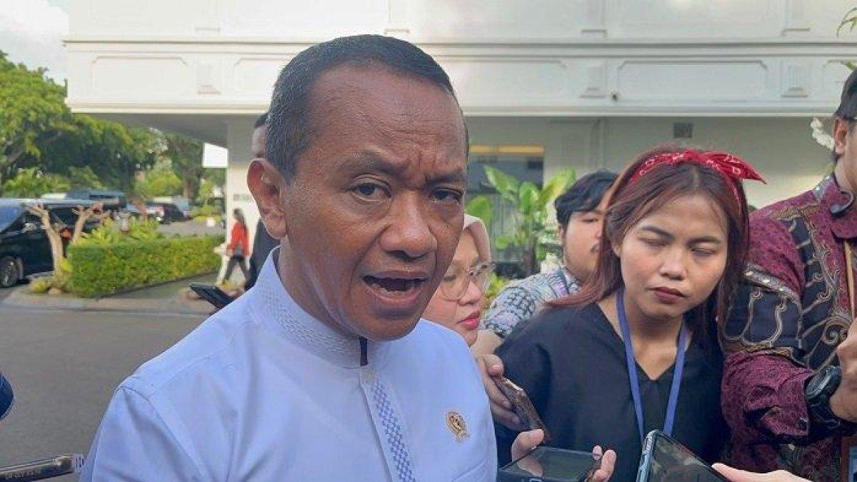 GAS LPG 3 KG - Menteri ESDM Bahlil Lahadalia di Istana Kepresidenan, Jakarta, Jumat, (13/12/2024). Ia membantah kabar elpiji 3 kilogram mengalami kelangkaan.