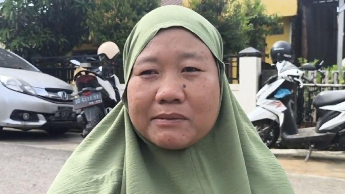 GEMPA BENGKULU - Widia Astuti, warga Kelurahan Betungan, Kota Bengkulu, selama lima menit berjibaku menahan runtuhan bangunan menggunakan punggung untuk melindungi anak-anaknya saat gempa Bengkulu, Jumat (23/5/2025).
