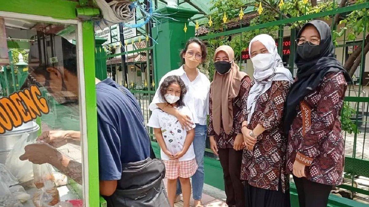 GKR Bendara jajan siomay gerobakan