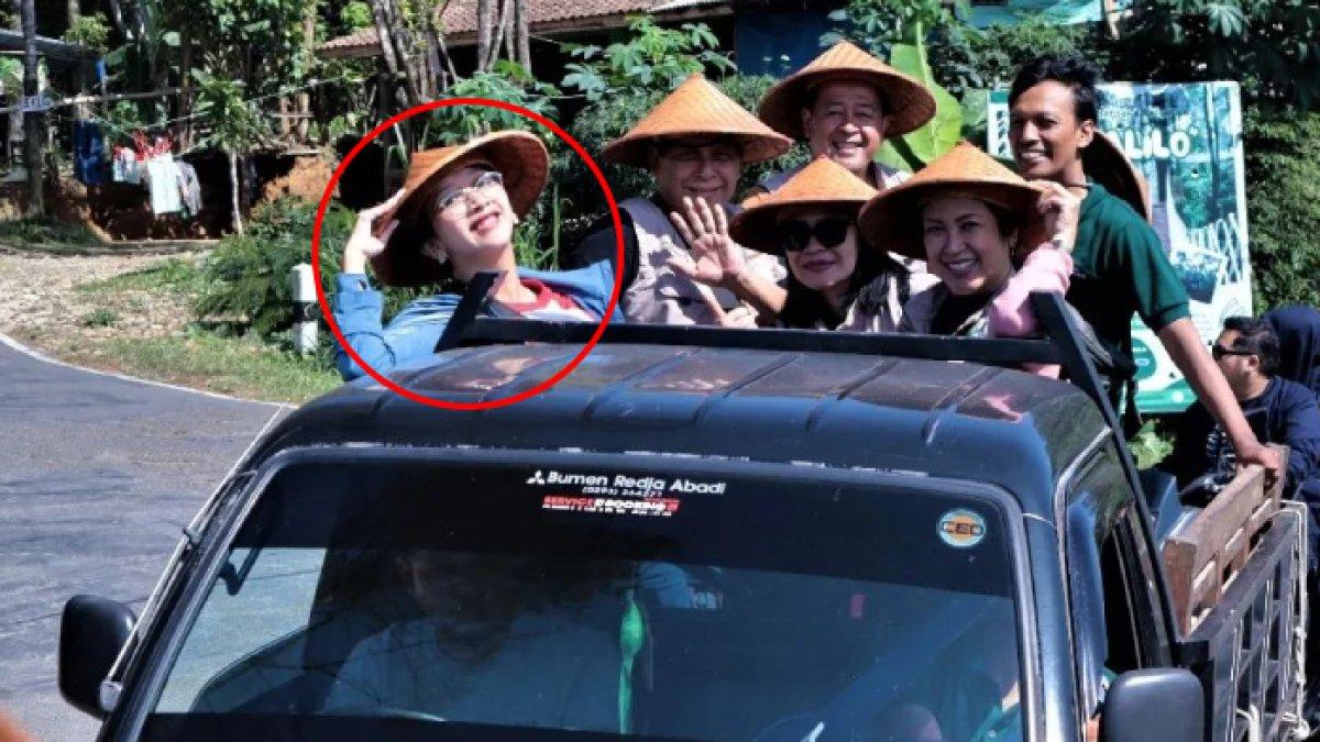 GKR Bendara putri Sultan Hamengkubuwono X naik mobil bak terbuka saat mengunjungi Desa Wisata Tegalsari