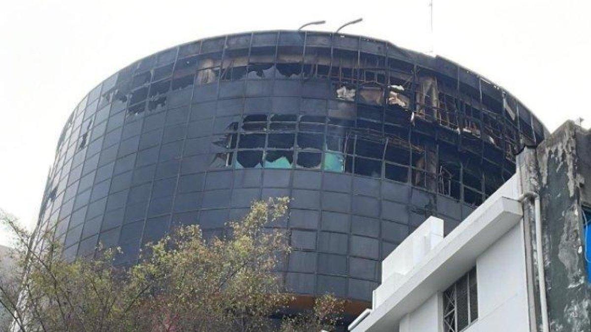 GLODOK PLAZA TERBAKAR - Kondisi Glodok Plaza setelah mengalami kebakaran di lantai 7 hingga 9, foto diambil reporter Wartakota Nuri Yaktul Hikmah. Glodok Plaza di Tamansari, Jakarta Barat, hangus terbakar api, Kamis (16/1/2025) sore.