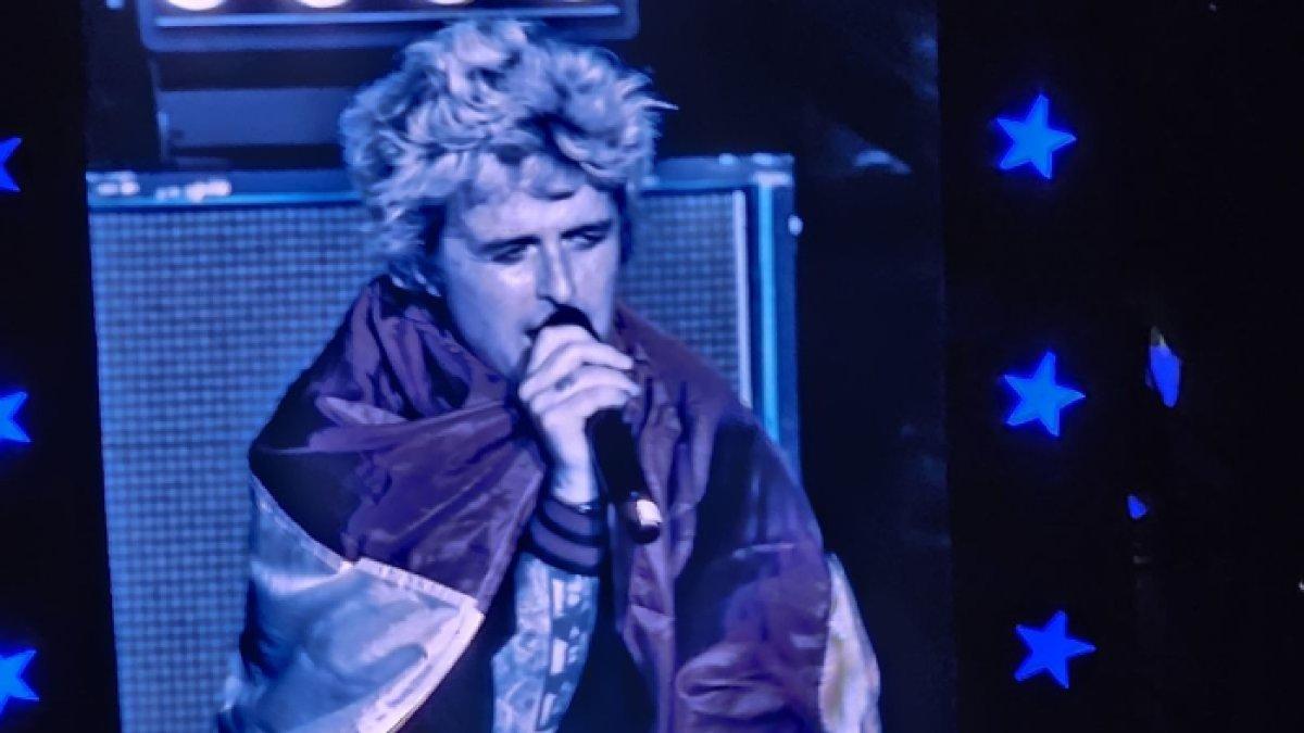 GREEN DAY INDONESIA - Billie Joe Armstrong kalungkan dan cium bendera merah putih dalam konser Green Day di Pantai Carnaval Ancol, Jakarta Utara, Sabtu (15/2/2025).