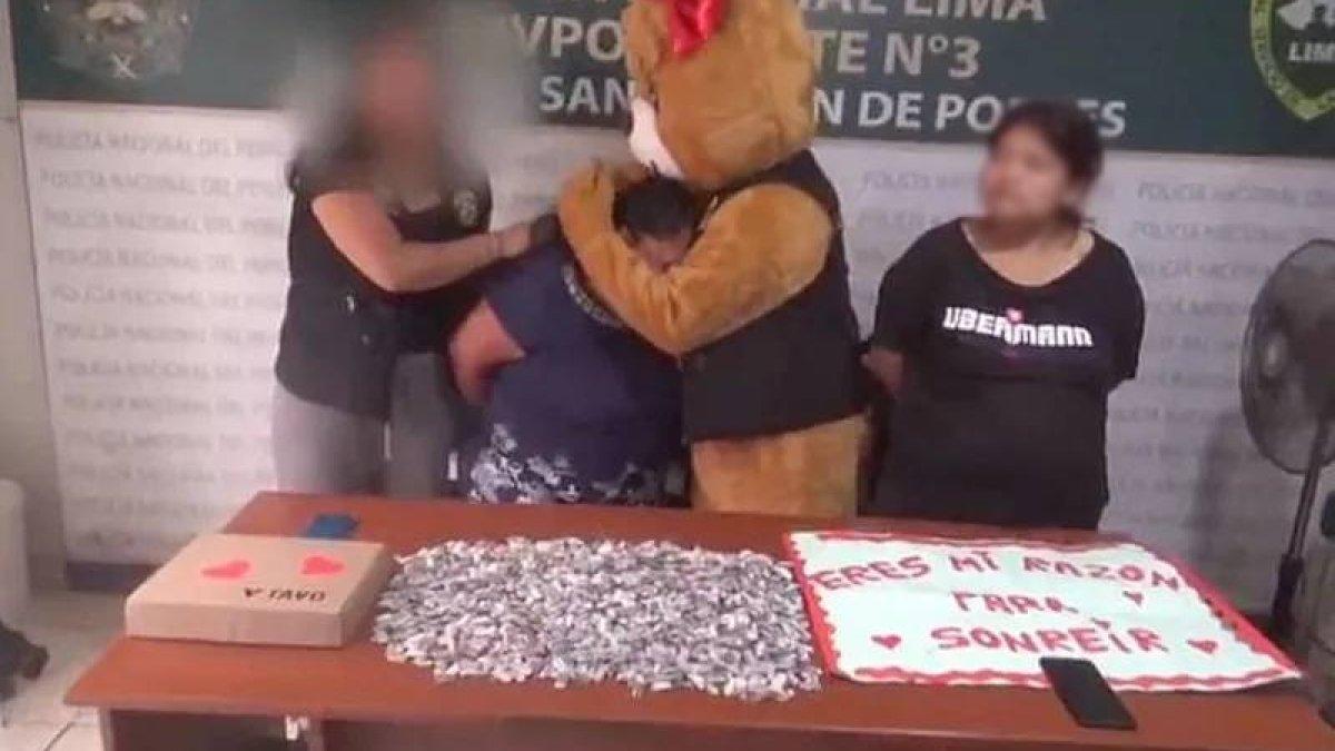 Gadis pengedar narkoba kena prank polisi.