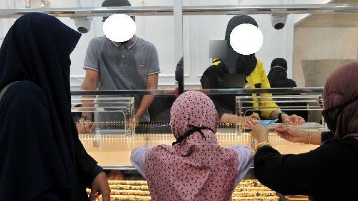 Gadis rela gadai emas demi lunasi utang tunangan