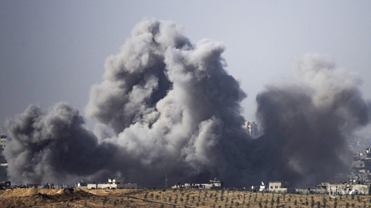 Gambar yang diambil dari Israel selatan dekat perbatasan dengan Jalur Gaza ini menunjukkan asap mengepul setelah serangan Israel di Gaza utara pada 23 November 2023, di tengah pertempuran yang sedang berlangsung antara Israel dan gerakan Hamas Palestina.