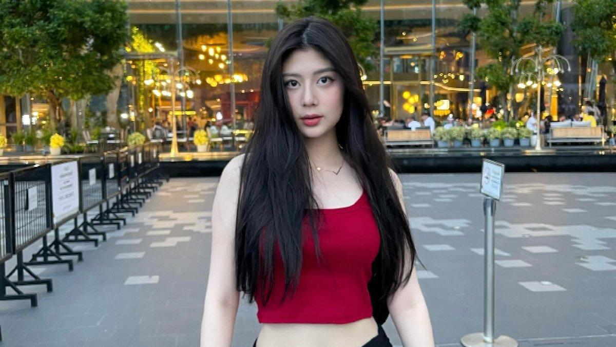 Lydia Onic cantik dengan tampilan rambut panjang.