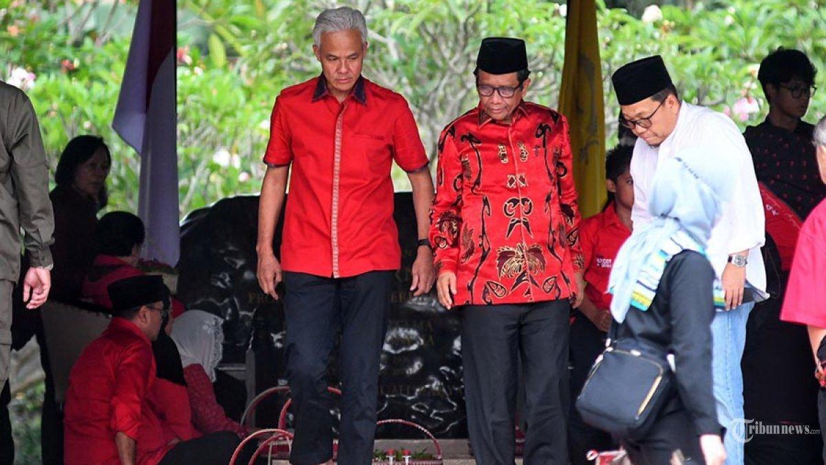 Bakal Calon Presiden (Bacapres) dan Bakal Calon Wakil Presiden (Bacawapres) yang di usung Partai PDI Perjuangan (PDIP) Ganjar Pranowo (kiri), Mahfud MD (kanan) usai berdoa saat melakukan ziarah ke makam Proklamator RI Ir Soekarno di Blitar, Jawa Timur, Jumat (3/11/2023). Ketua Umum DPP PDI Perjuangan (PDIP) Megawati Soekarnoputri mengajak sejumlah tokoh PDI Perjuangan serta Bacapres dan Bacawapres Ganjar Pranowo - Mahfud MD berziarah ke makam Bung Karno.