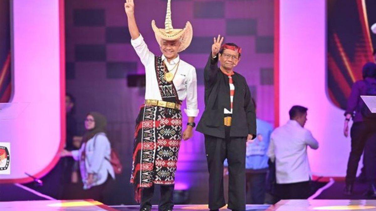 Ganjar Pranowo pakai baju adat Rote, Mahfud MD baju adat Madura