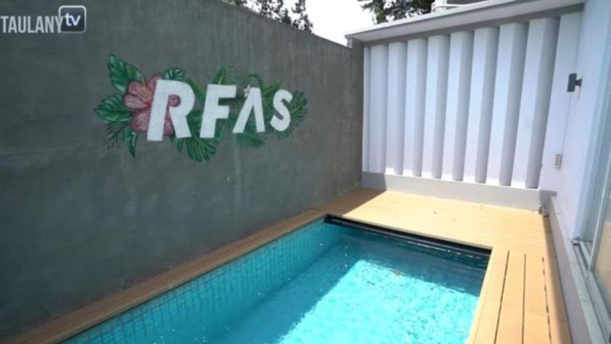 Garasi di rumah Rizky Febian.