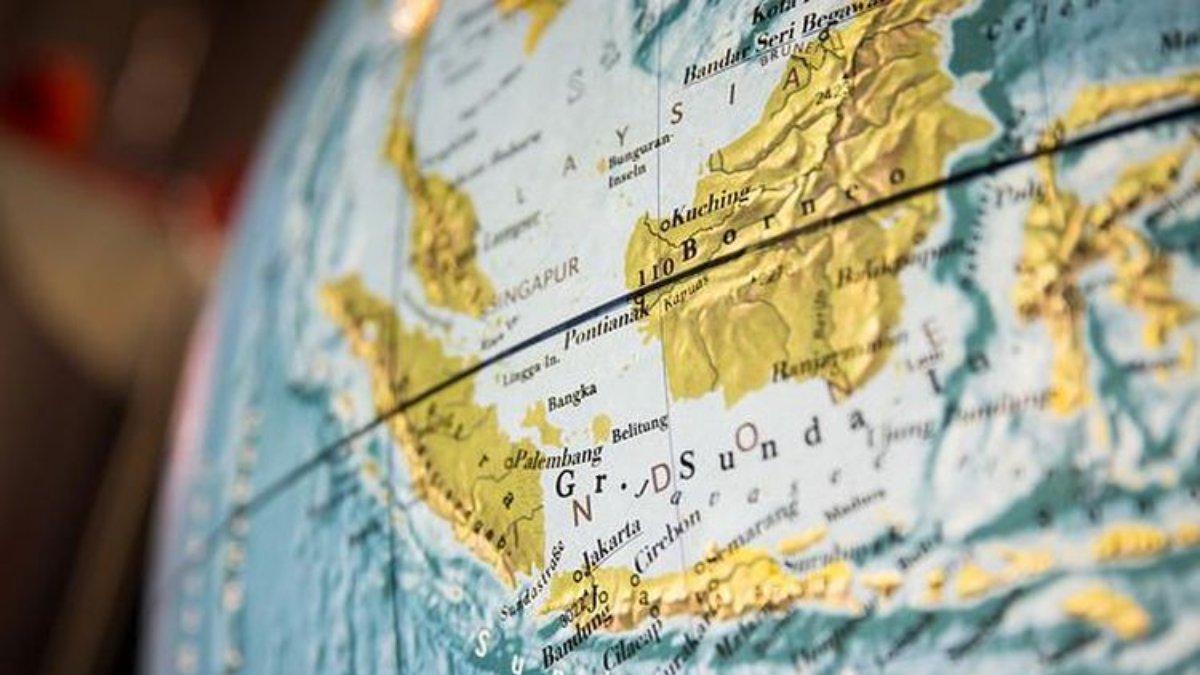 Garis khatulistiwa adalah garis khayal keliling bumi.
Garis ini terletak melintang pada nol derajat yang membagi bumi menjadi dua belahan yang sama, yaitu belahan bumi utara dan belahan bumi selatan.