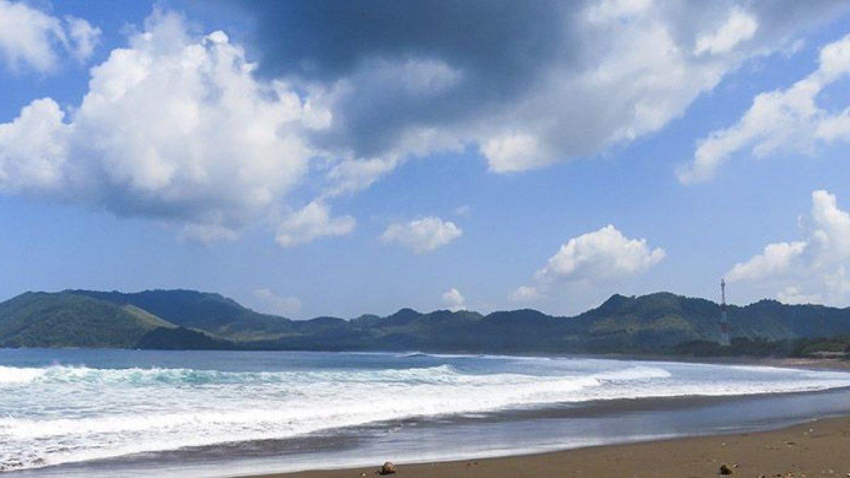 SALAH SATU BAGIAN PANTAI MEMILIKI GARIS PANJANG - Salah satu bagian Pantai Payangan memiliki garis pantai panjang yang melengkung ke arah barat, menawarkan pemandangan memukau dan suasana yang tenang. Cocok untuk bersantai dan menikmati alam.
