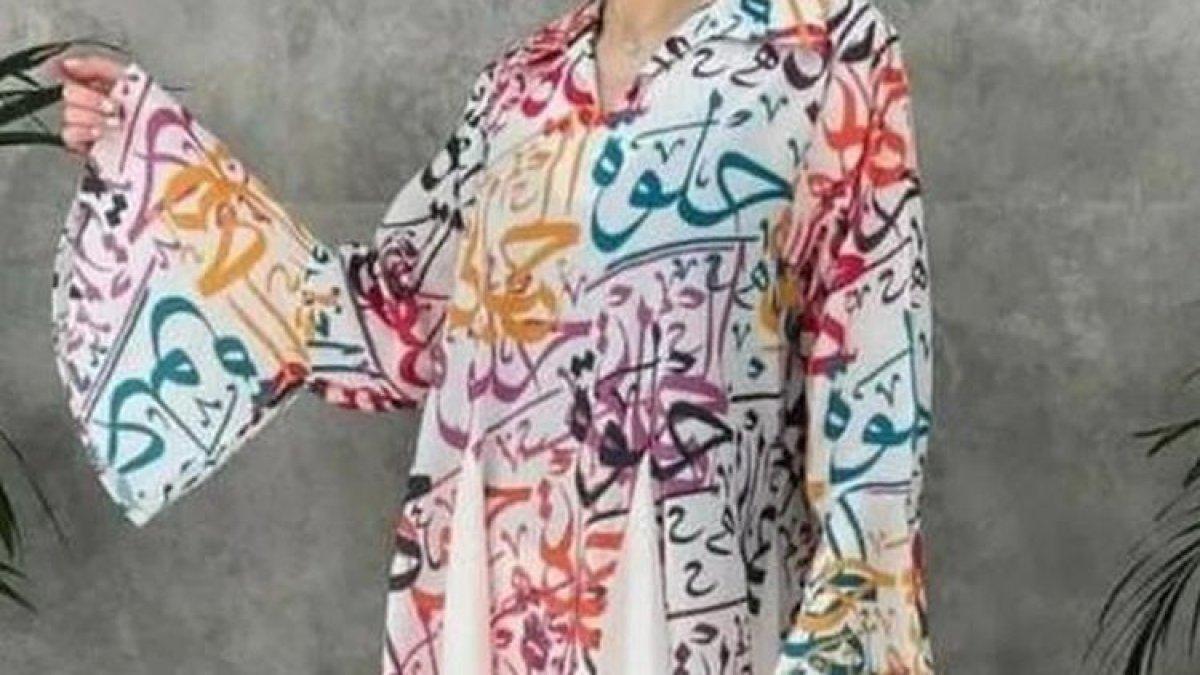Gaun itu memiliki tulisan halwa yang dicetak dengan huruf Arab di atasnya. Halwa berarti manis dalam bahasa Arab.