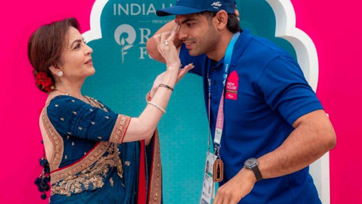 Gaya Nita Ambani di Olimpiade Paris 2024, Pakai Sari Vintage 5 Meter