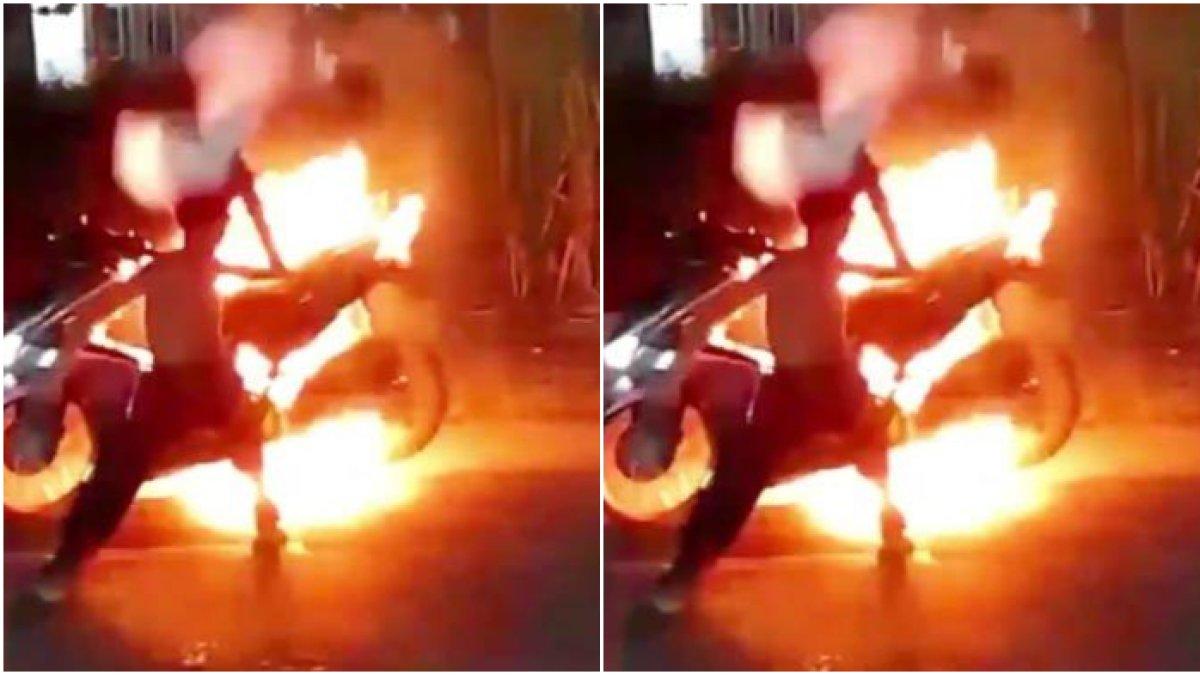 Gaya geber knalpot, remaja ini panik mendadak motor terbakar