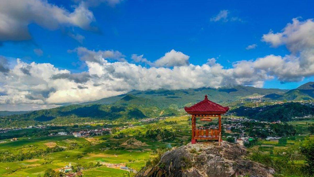 Gazebo di Gunung Gamping Tawangmangu berlatar belakang Gunung Lawu.