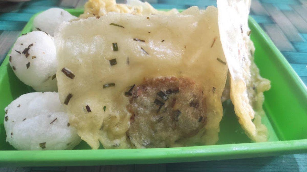 Geblek kuliner khas Wonosobo yang disajikan bersama dengan tempe kemul untuk menyantap mie ongklok.