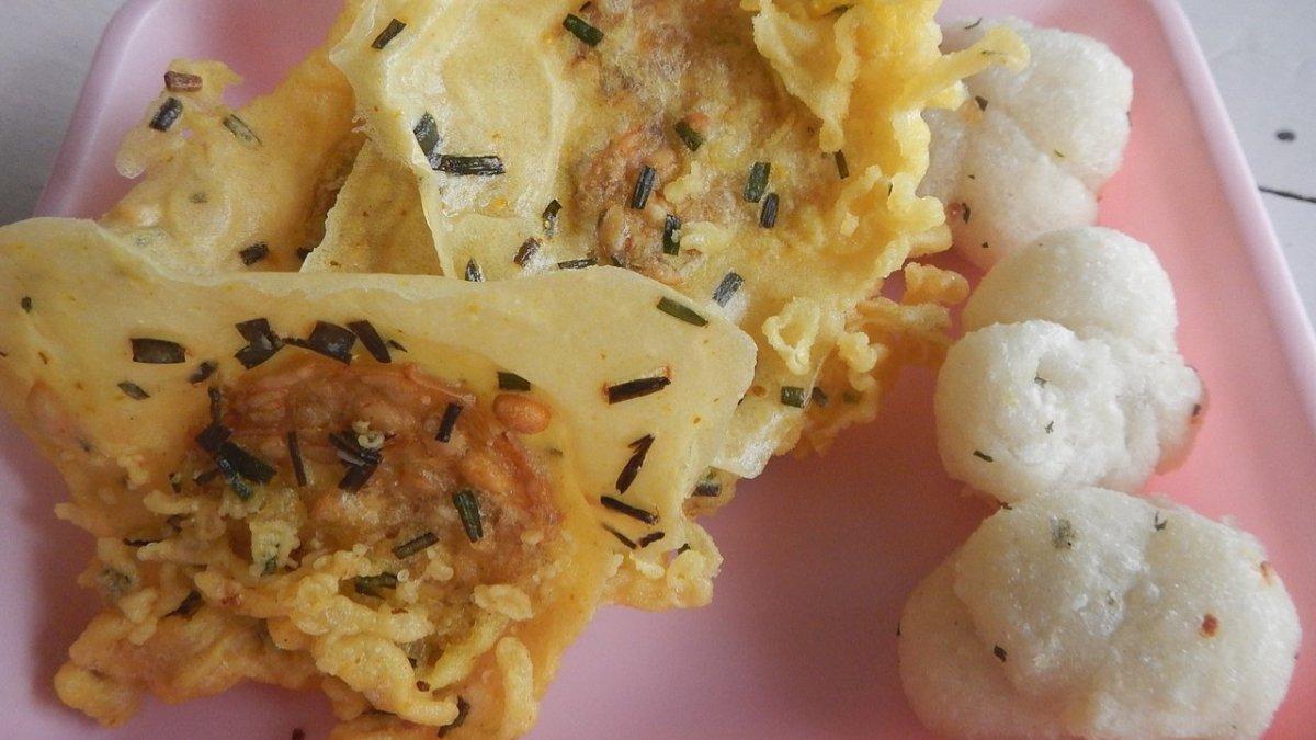 Geblek kuliner khas Wonosobo yang disajikan bersama dengan tempe kemul untuk menyantap mie ongklok.