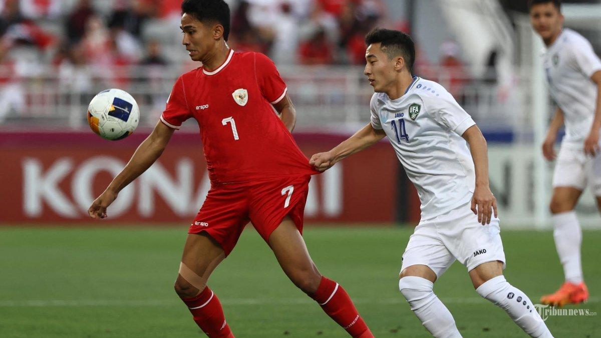 Gelandang Indonesia Marselino Ferdinan (Kiri) ditandai oleh timnas Indonesia