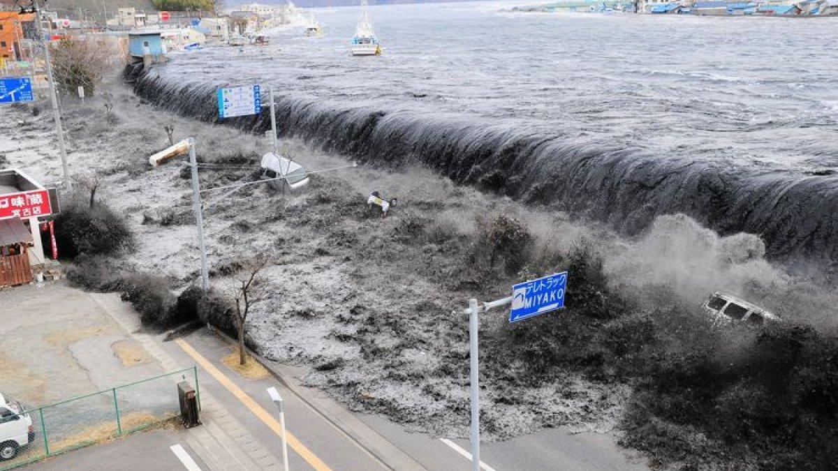 Gelombang tsunami menghantam Kota Miyako di Prefektur Iwate setelah jepang