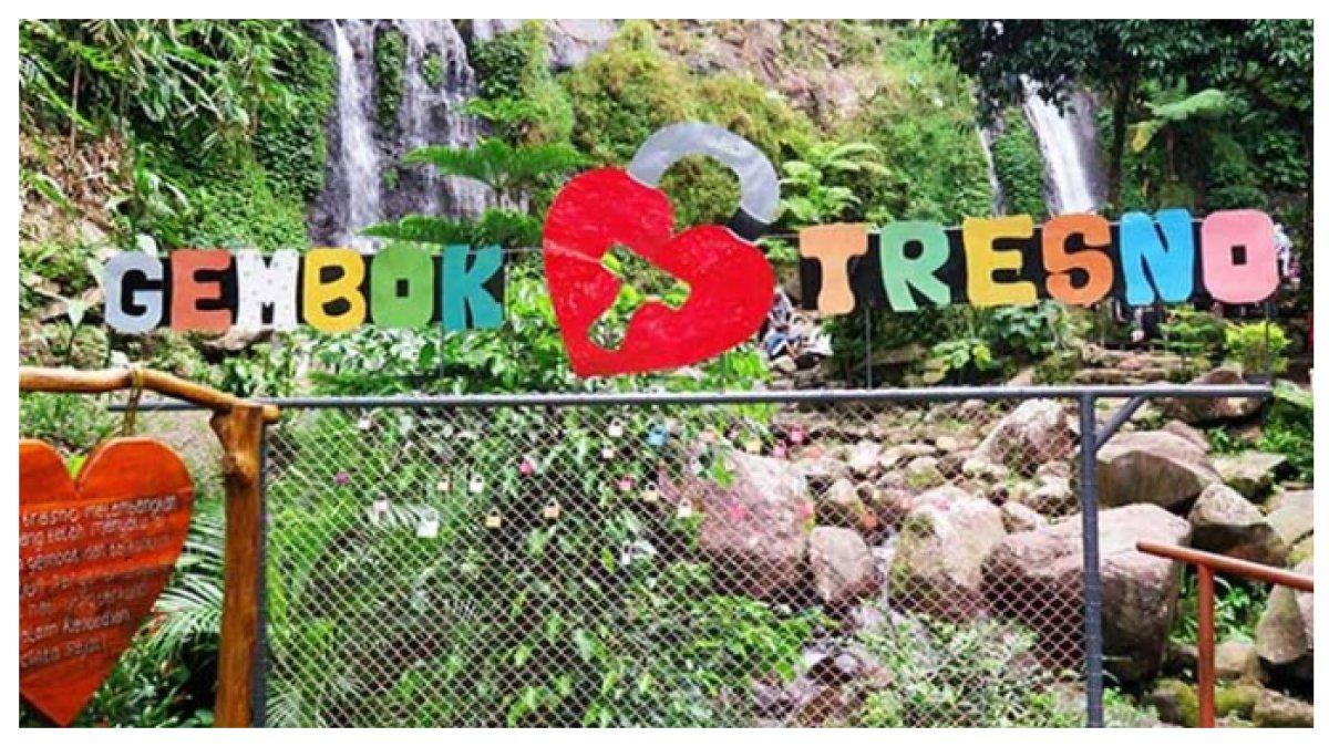 GEMBOK TRESNO - Gembok Tresno menjadi simbol cinta bagi pasangan yang ingin mengikrarkan kesetiaan mereka dengan menggantungkan gembok di tempat romantis ini.