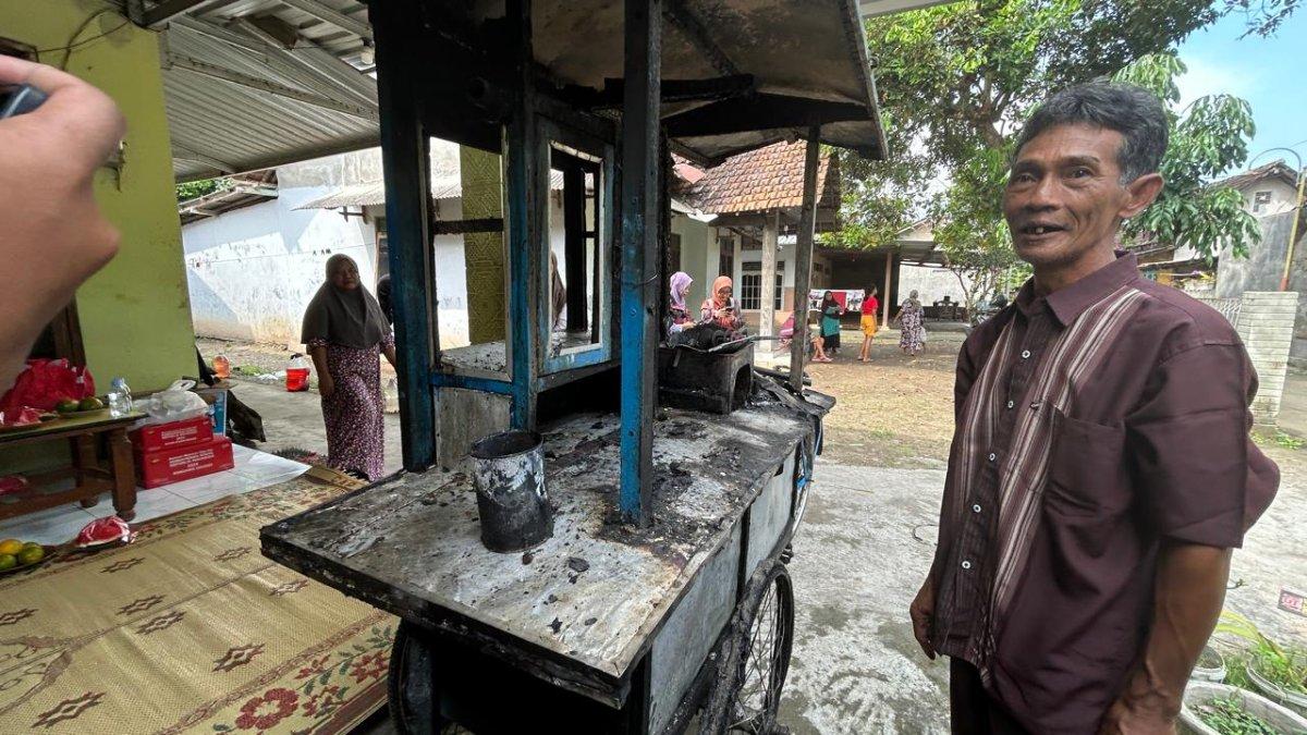 KORBAN KEBAKARAN - Gerobak milik Sahir pedagang pempek yang hangus terbakar, pada Rabu (15/5/2025).