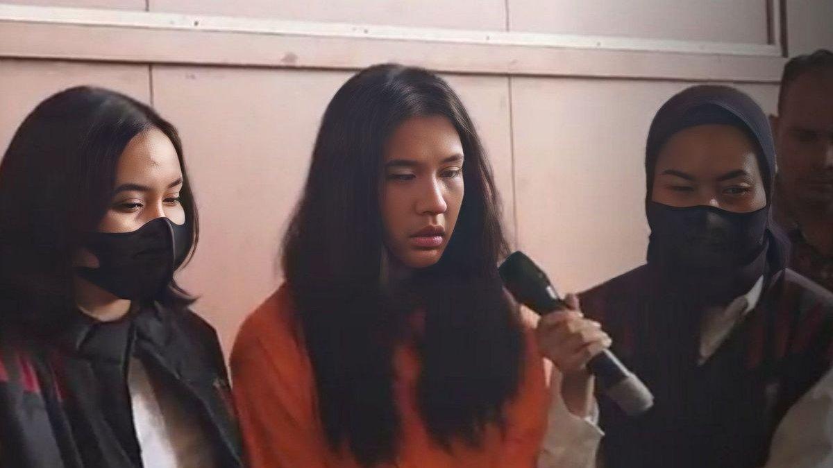 Mahasiswa Ghisca Debora Aritonang (19) menggunakan baju tahanan oranye di Mapolres Metro Jakarta Pusat, Senin (20/11/2023).