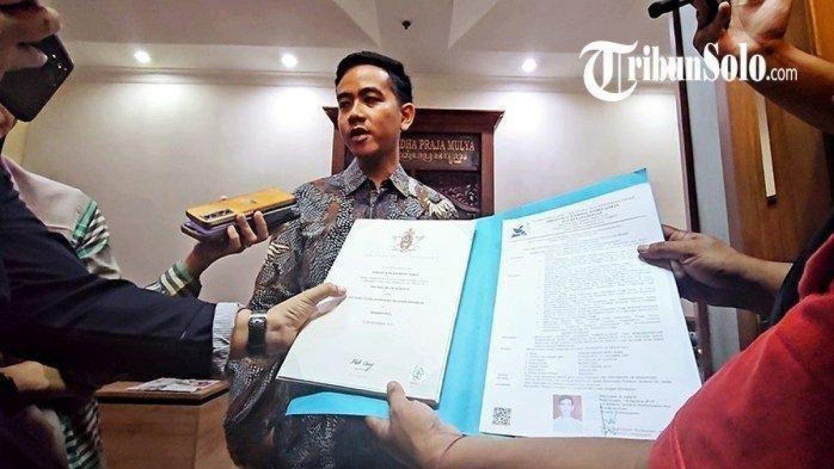 Gibran Rakabuming Raka tunjukan ijazah lulusan University of Bradford