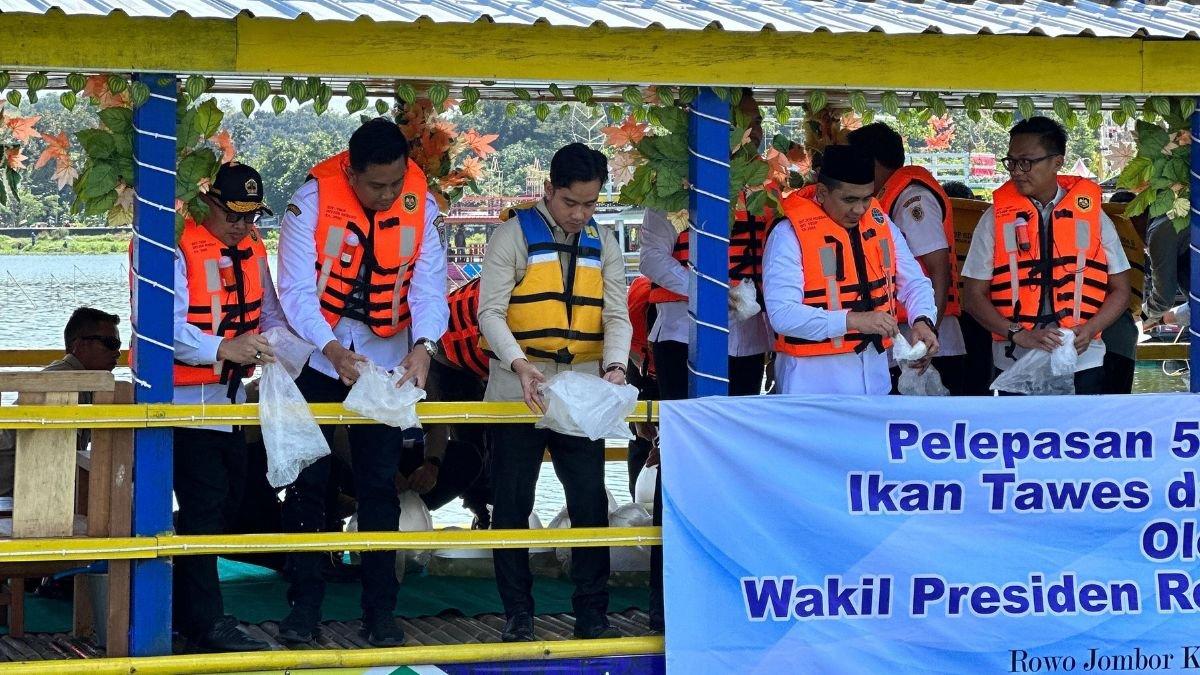 GIBRAN KE KLATEN - Gunakan perahu wisata, Wapres Gibran didampingi Wagub Jateng Taj Yasin, serta Bupati Hamenang,