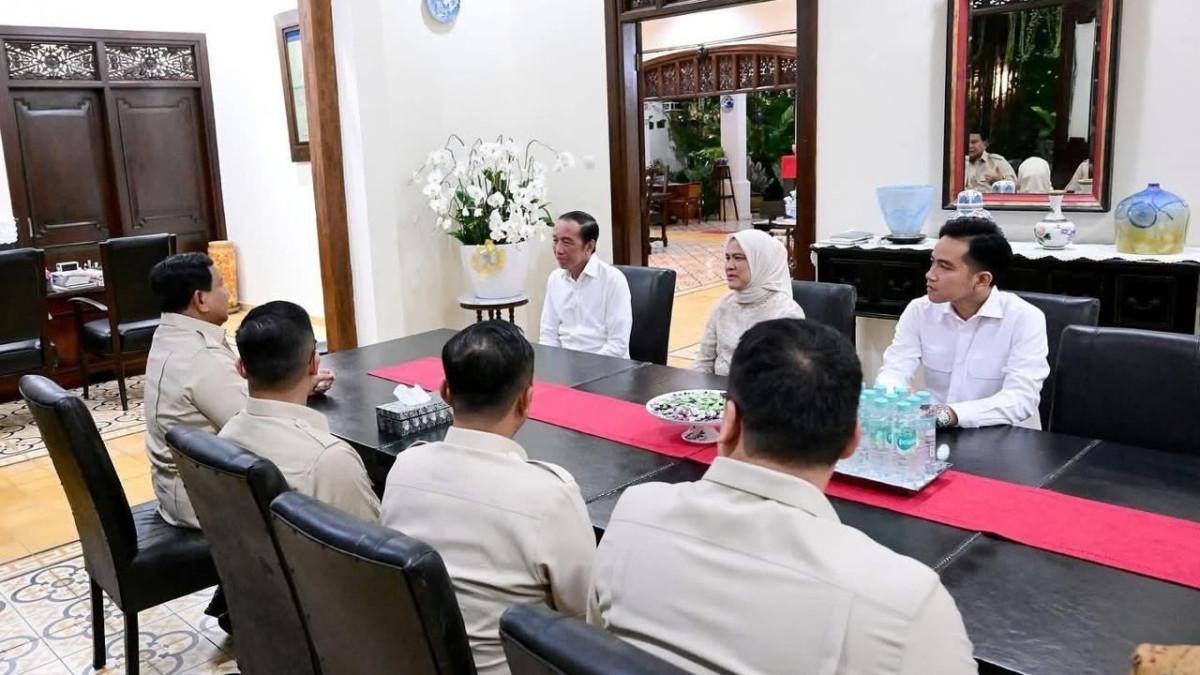 'Loyalitas Terbelah' Gibran Terbaca di Posisi Duduknya Saat Prabowo Ketemu Jokowi di Rumah Solo