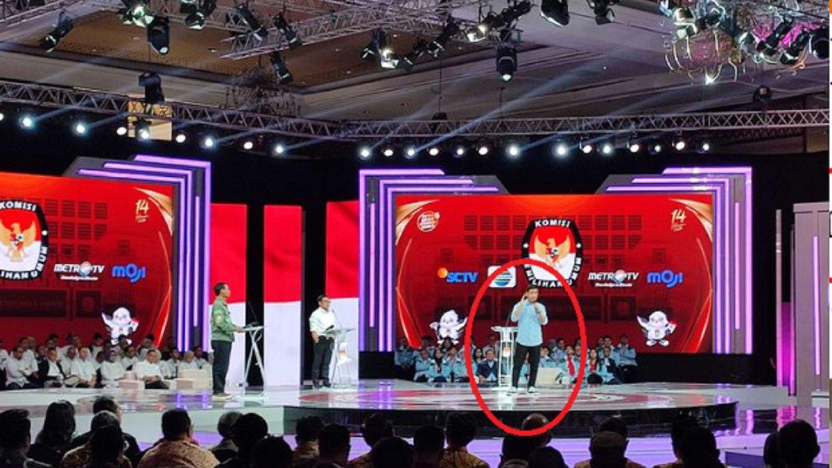 Calon wakil presiden nomor urut 2, Gibran Rakabuming Raka, kembali melanggar aturan debat, dengan meninggalkan podium untuk berbicara. Hal itu dilakukan saat Gibran memaparkan visi-misinya, sebagai kandidat urutan kedua yang mendapatkan kesempatan itu.