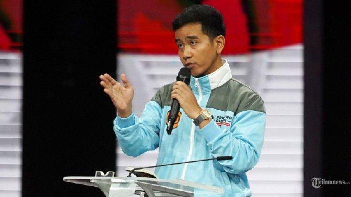 Cawapres nomor urut dua Gibran Rakabuming Raka memberi paparan saat mengikuti debat ketiga Pilpres 2024 di JCC Senayan, Jakarta, Minggu (21/1/2024). Debat keempat ini bertemakan energi, sumber daya alam, sumber daya manusia, ajak karbon, lingkungan hidup dan agraria serta masyarakat adat.