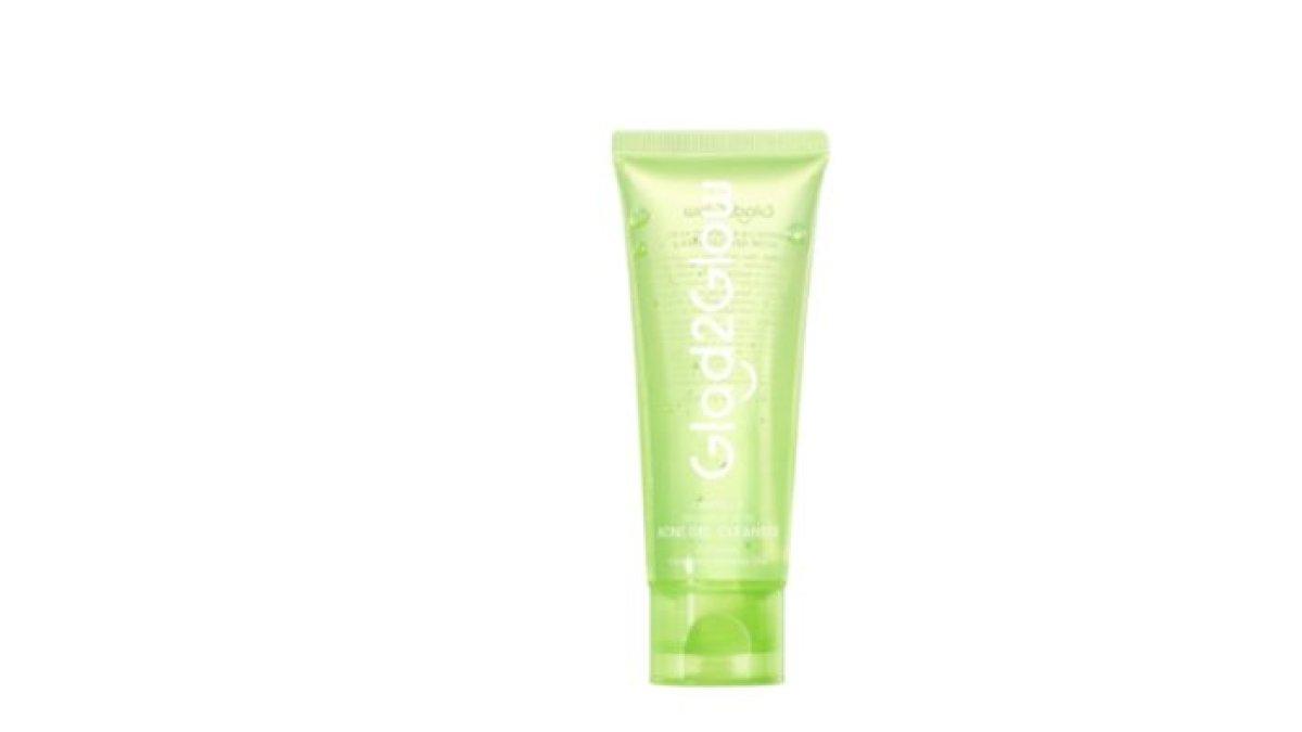 SABUN MUKA INDOMARET - Foto produk Glad2Glow Centella Salicylic Acid Gel Cleanser, diolah dari femaledaily.com, Kamis (10/4/2025). Berikut rekomendasi sabun muka Indomaret untuk kulit berjerawat, ada kandungan salicylic acidnya.