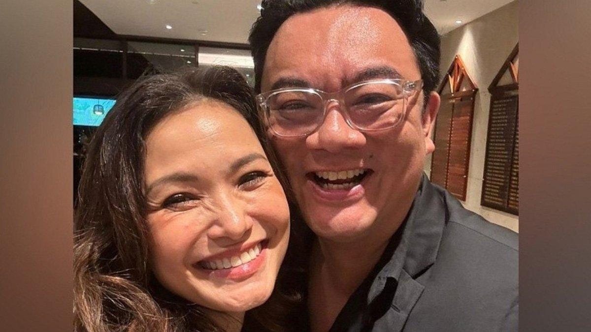 Glenda Chong bersama suamianya bahagia menyambut kelahiran anak pertama.