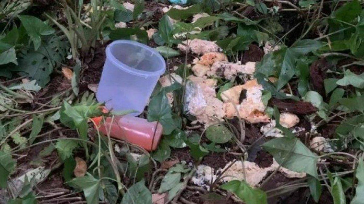 Gorengan yang dijual korban tambak berceceran di lokasi penemuan mayat NSK di Kabupaten Padang Pariaman, Sumatera Barat.