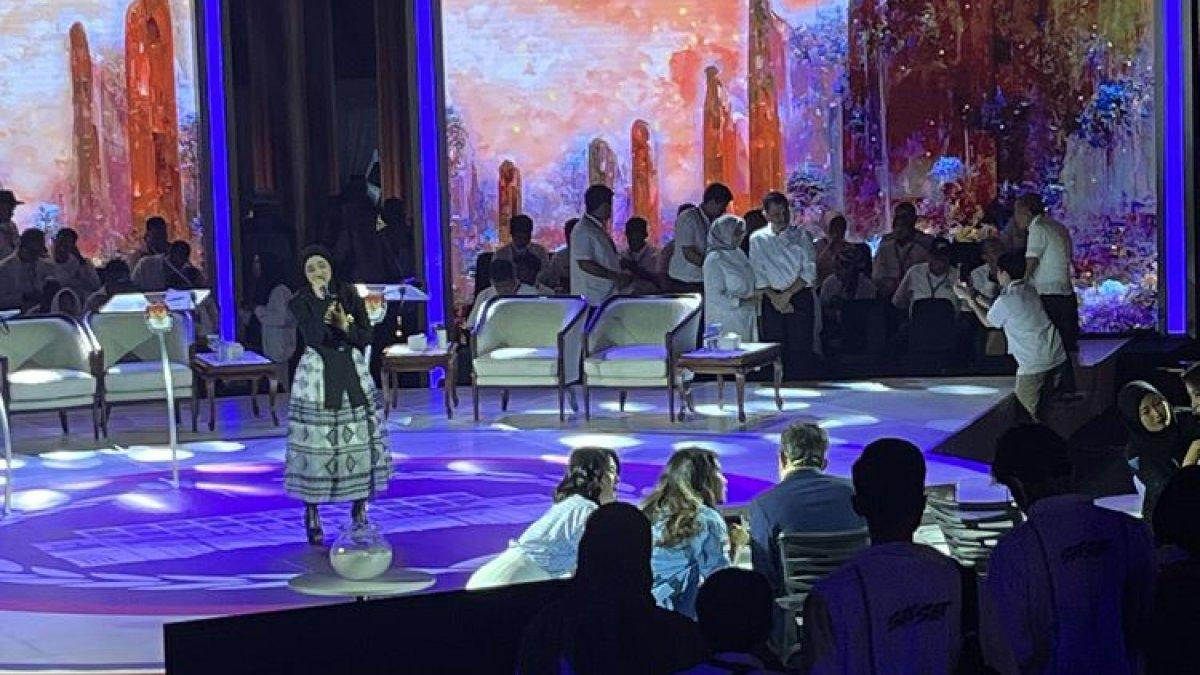 Grace Natalie dan Isyana Bagoes Oka terpantau menghampiri moderator debat selama hampir 1 menit saat jeda iklan antara segmen 2 dan 3 debat calon presiden