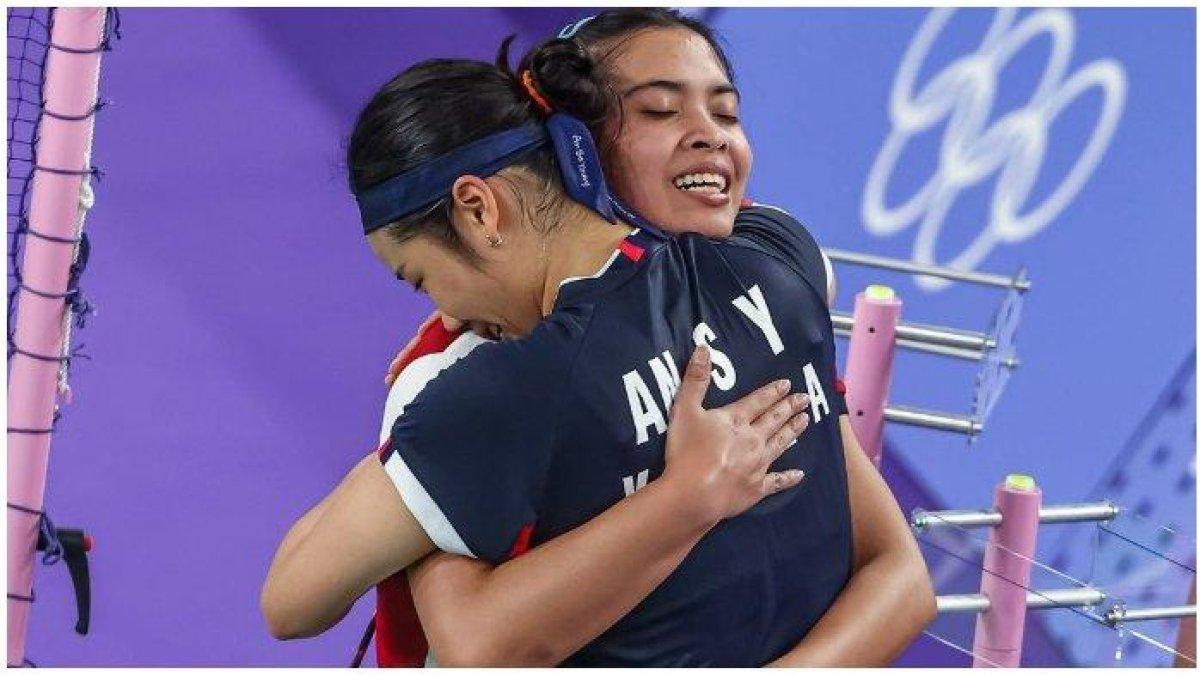 Gregoria Mariska Tunjung dan An Se-young sesaat setelah bertanding di semifinal Olimpiade Paris 2024, Minggu (4/8/2024).