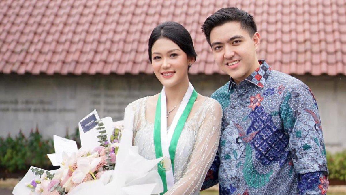 Greivance Lumoindong bersama pacarnya, dia bangga dengan kekasihnya yang lulus cumlaude.