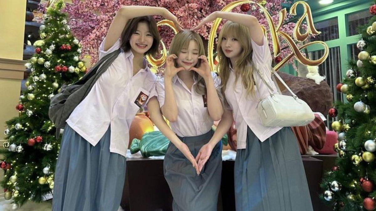 Grup KPop Billie pakai seragam SMA saat jalan-jalan di Jakarta