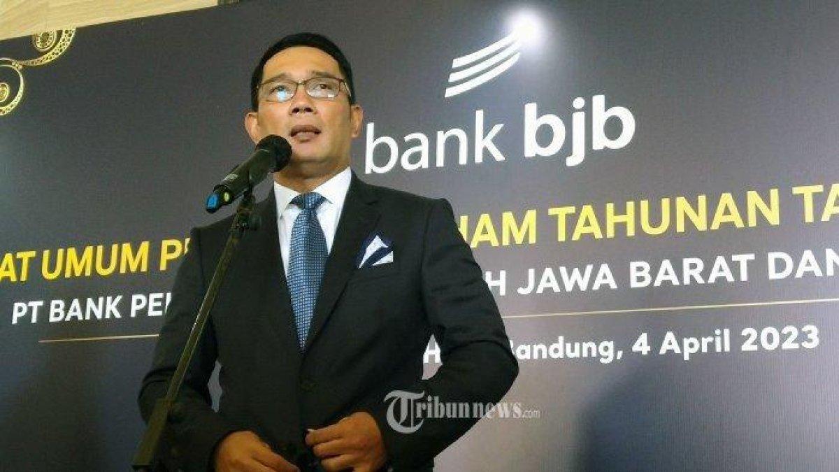 Gubernur Jawa Barat, Ridwan Kamil memberikan keterangan pers seusai penyelenggaraan Rapat Umum Pemegang Saham Tahunan (RUPST) Tahun Buku 2022 di The Trans Luxury Hotel, Kota Bandung, Jawa Barat, Selasa (4/4/2023).
