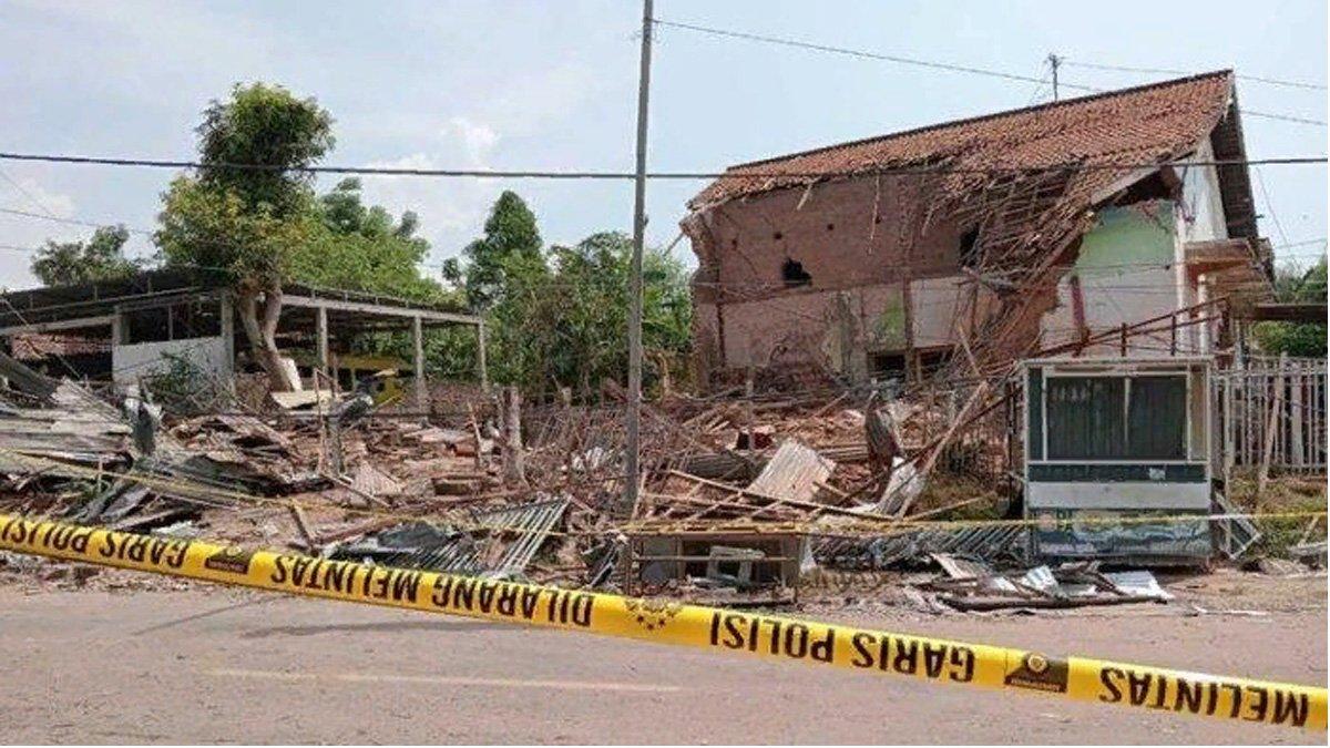 Gudang penyimpanan besi tua di Desa Banyuajuh, Kecamatan Kamal, Kabupaten Bangkalan