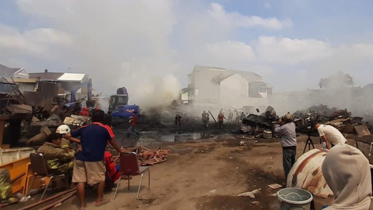 Gudang rongsok di Pasar Kliwon, Solo, Jawa Tengah, yang terbakar masih mengeluarkan asap tebal pada Rabu (4/10/2023).