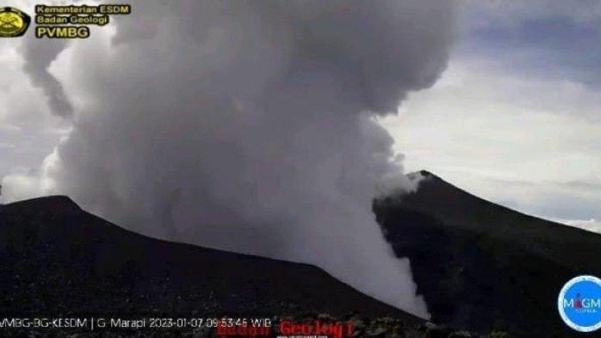 Gunung Marapi yang berada di Sumatera Barat (Sumbar) mengalami erupsi dan menyemburkan abu vulkanik, Sabtu (7/1/2023) pagi. Laporan PVMBG menyebutkan erupsi Gunung Marapi, Sumatera Barat terjadi pukul 06.11 WIB.