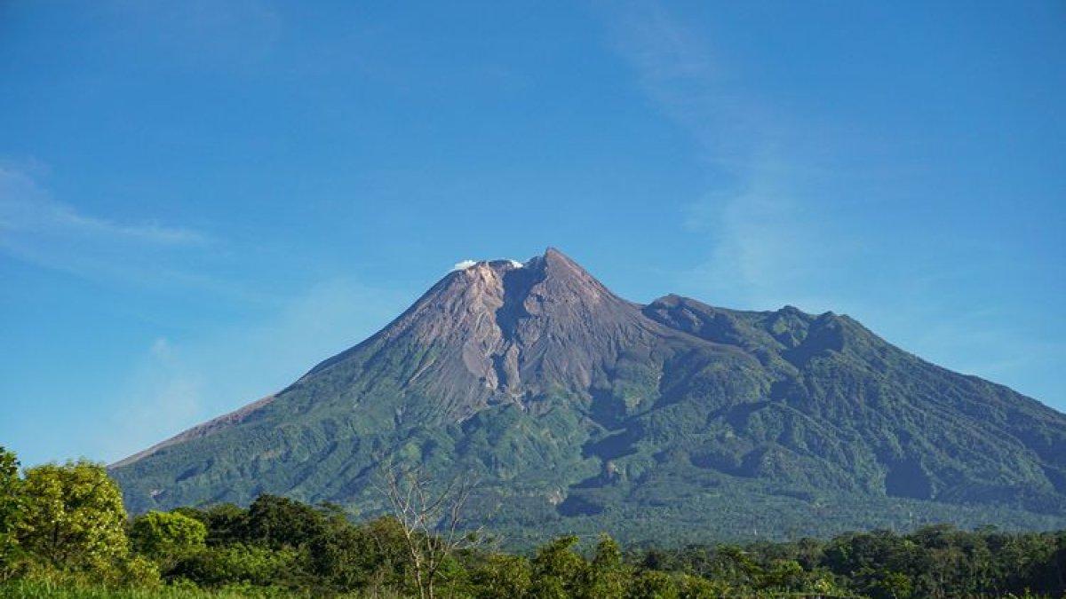 Gunung Merapi dilihat dari Bendungan Kendalsari atau Karangkendal, Kemalang, Klaten, Jawa Tengah
