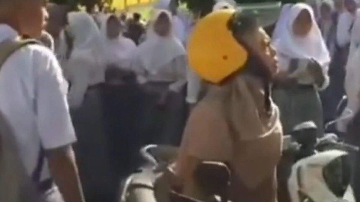 Guru SMAN 15 Maluku Tengah, Maluku, mendapatkan tindak perundungan dari muridnya.