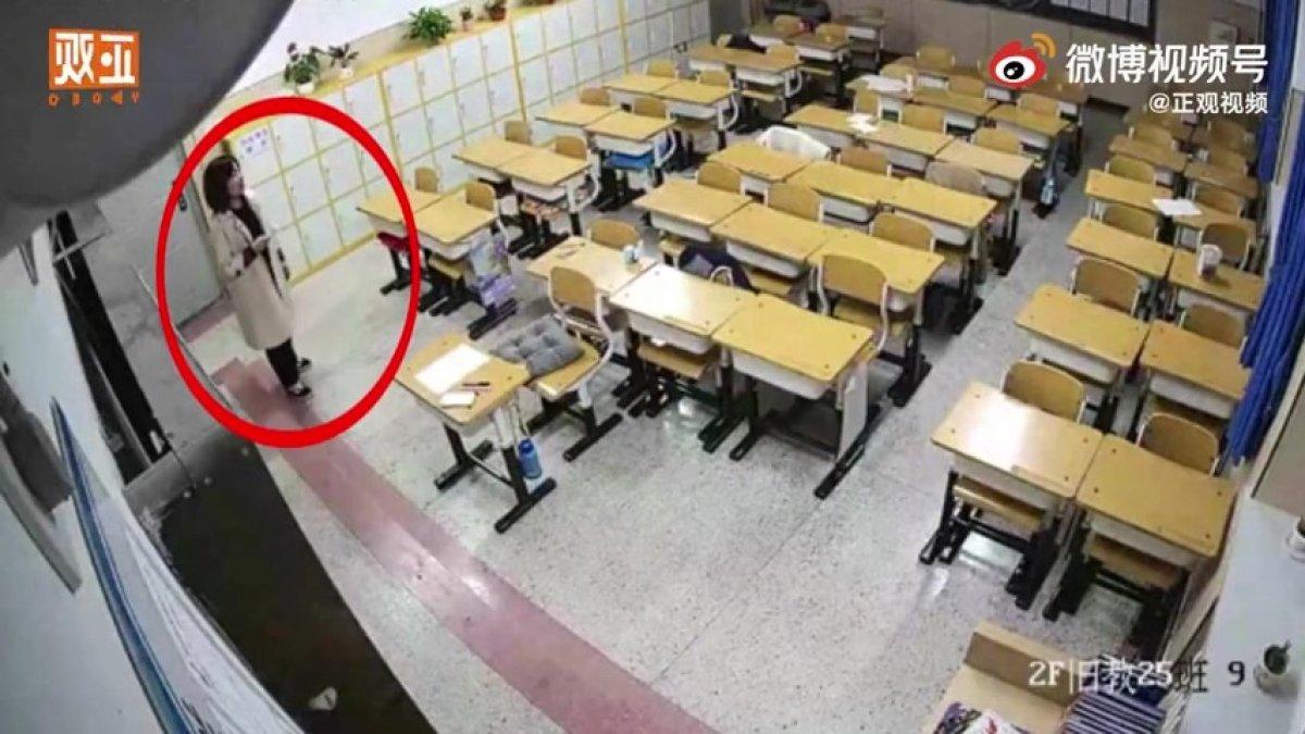 Guru malam-malam mengajar padahal tak ada murid di ruang kelas
